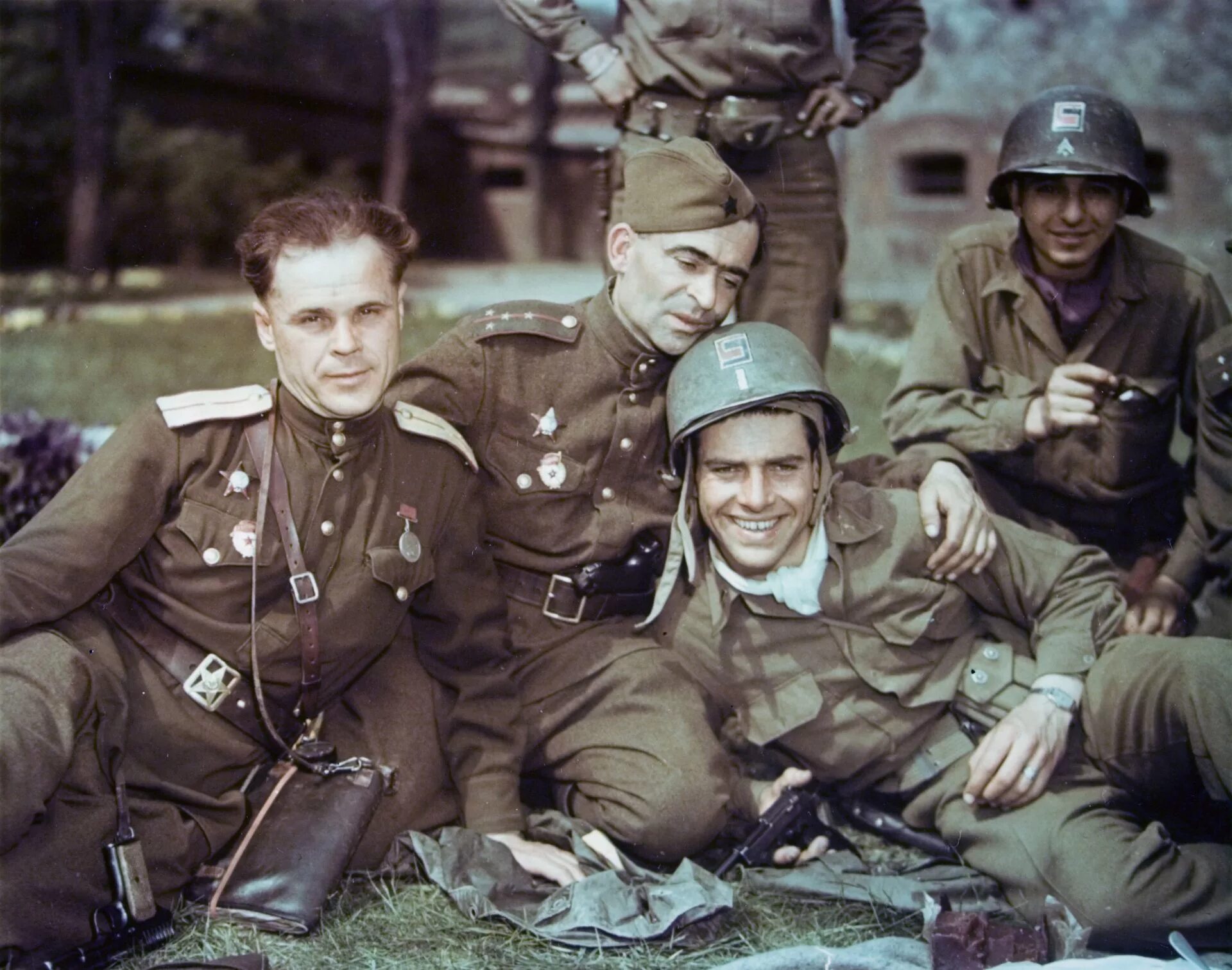 Встреча на Эльбе 1945. Солдаты СССР И США встреча на Эльбе. Эльба 1945. Немцы солдаты 1941_1945 в цвете. Сколько лет было в 1945