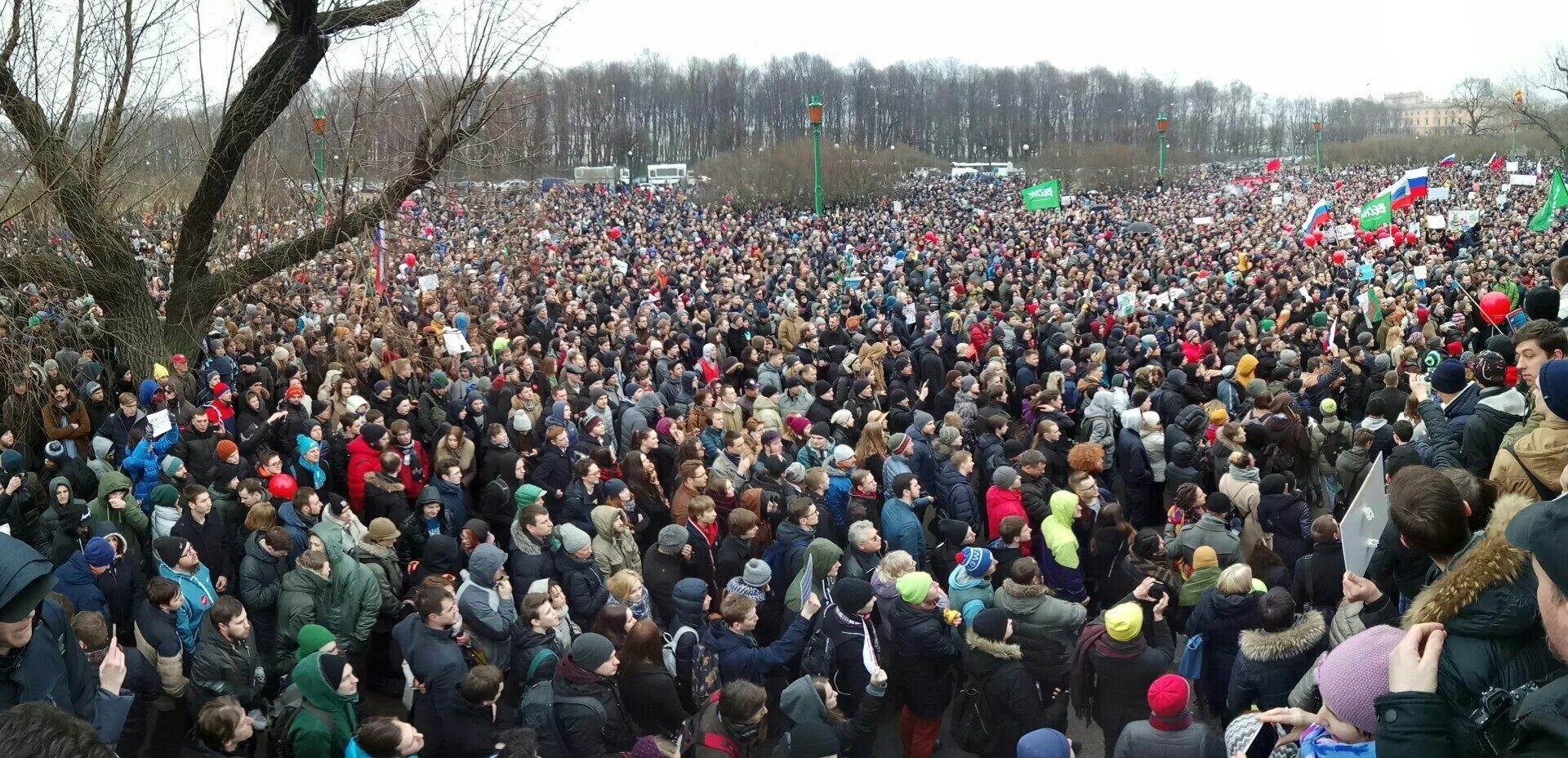 Марсово поле митинг. Толпа людей митинг. Толпа народу на митинге. Несанкционированный митинг. Собрать митинг