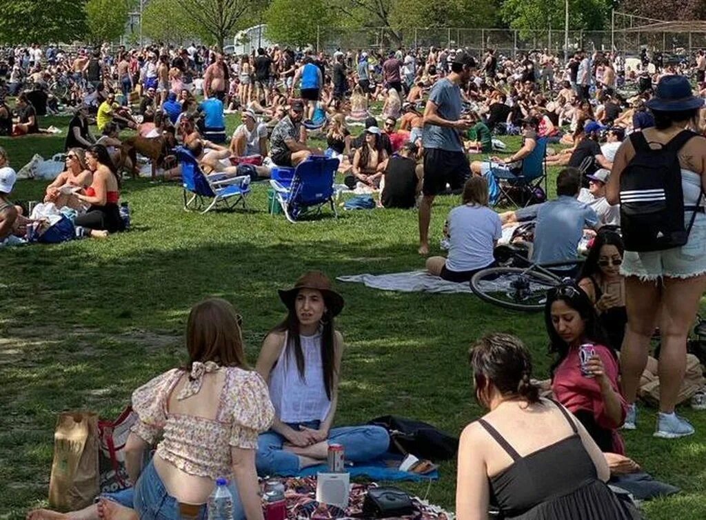 Lot of people in the park. Trinity Bellwoods Park. Толпа парк лето. Trinity uk на природе.