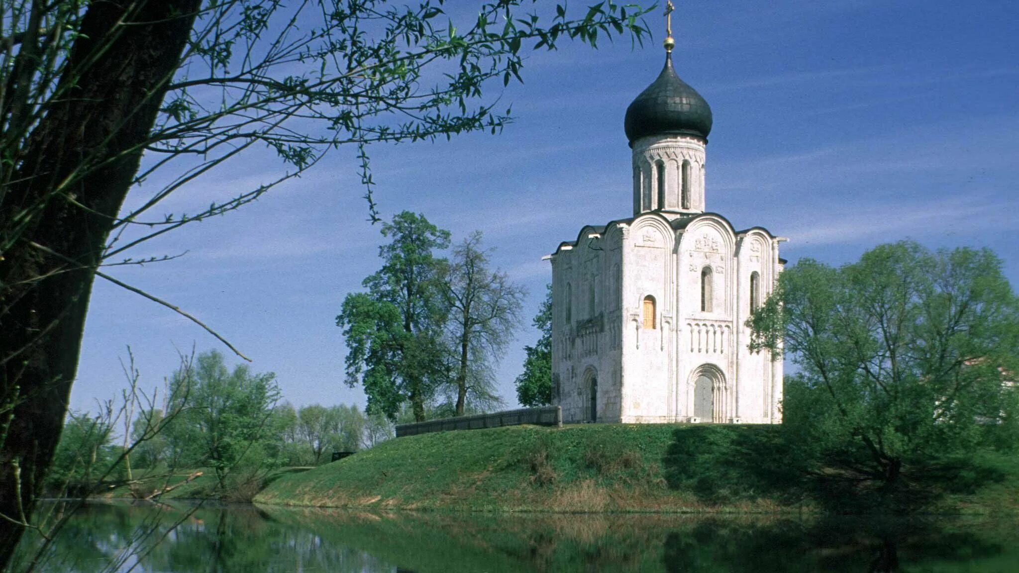 Церковь на нерли какой век. Храм на Нерли во Владимире. Храм Покрова Богородицы на реке Нерль. Покрова на Нерли во Владимире. Храм Покрова на Нерли во Владимире 12 век.