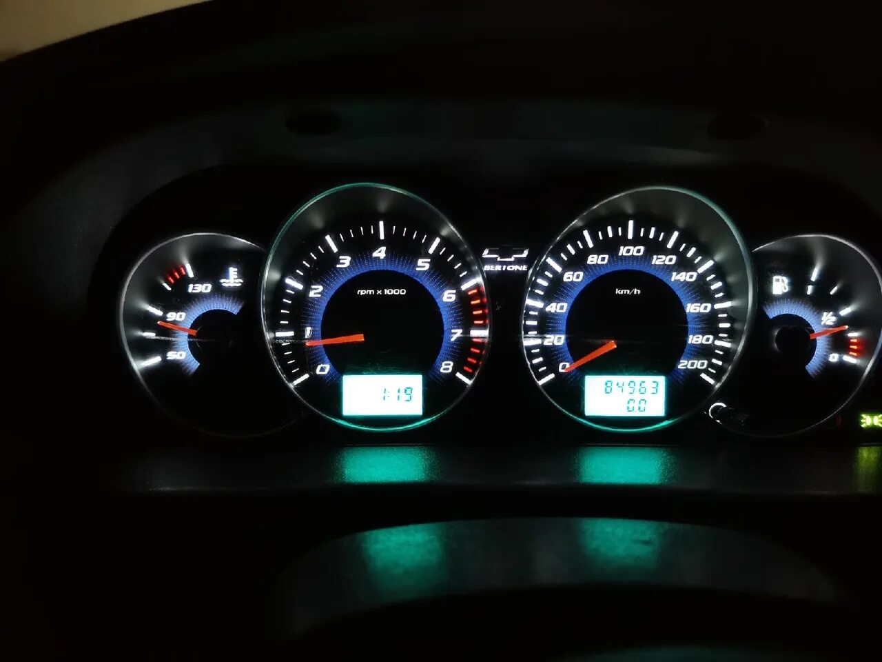 Установка комбинации приборов GAMMA FERRUM 826 CN для Chevrolet Niva - Chevrolet