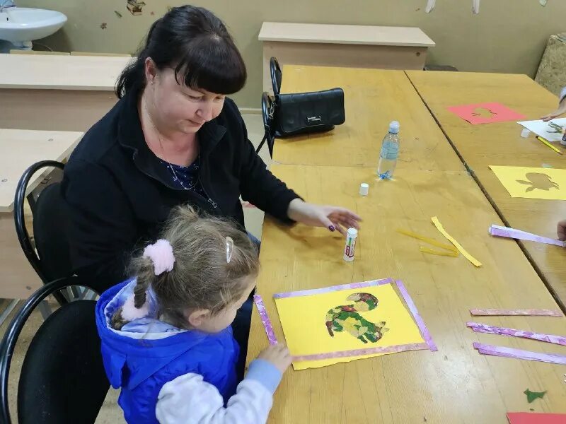 ребята сделали аппликацию