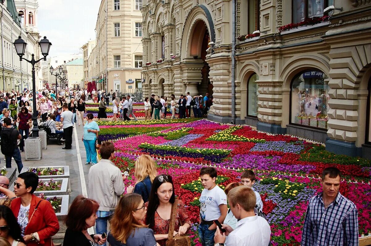 Сегодня на охотном. Фестиваль цветов в ГУМЕ. Люди в ГУМЕ. ГУМ лето. Цветы рядом с ГУМ.