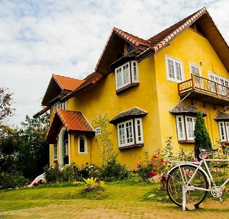 Желтый дом текст. Желтый дом. Желтый фасад дома. Дом с желтым фасадом. Желтый дом необычный.