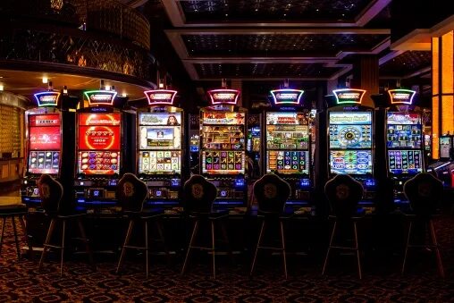Игровой зал 777. Игровые автоматы казино Монекарло. Игровые автоматы в Тюмени. Игровые автоматы в Европе. Зал казино со слотами.