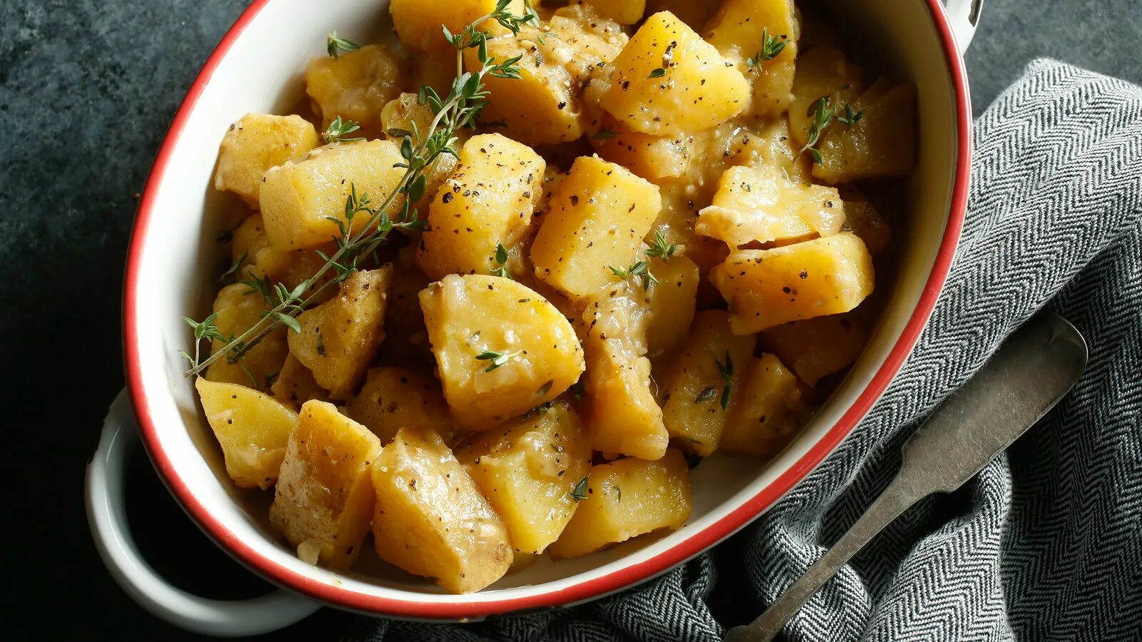Картофель тушеный с овощами. Тушеный картофель в мультиварке. Картошка с мясом. Тушеная картошка в мультиварке.