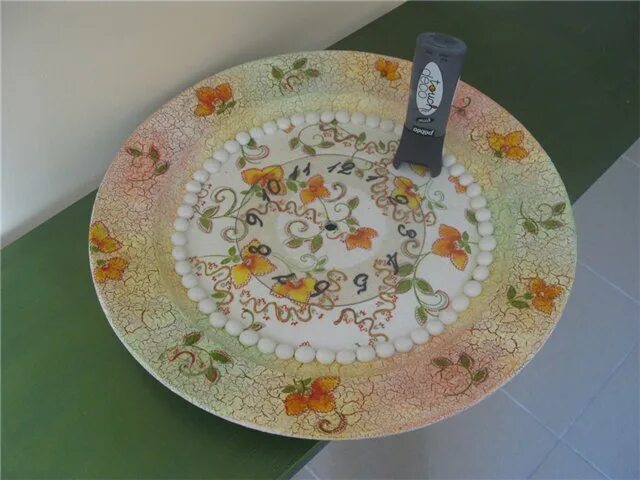 поделки из старой посуды. украшение сада из тарелок. украсить зеркало мозаикой своими. идеи из старых тарелок. старая тарелка что сделать.