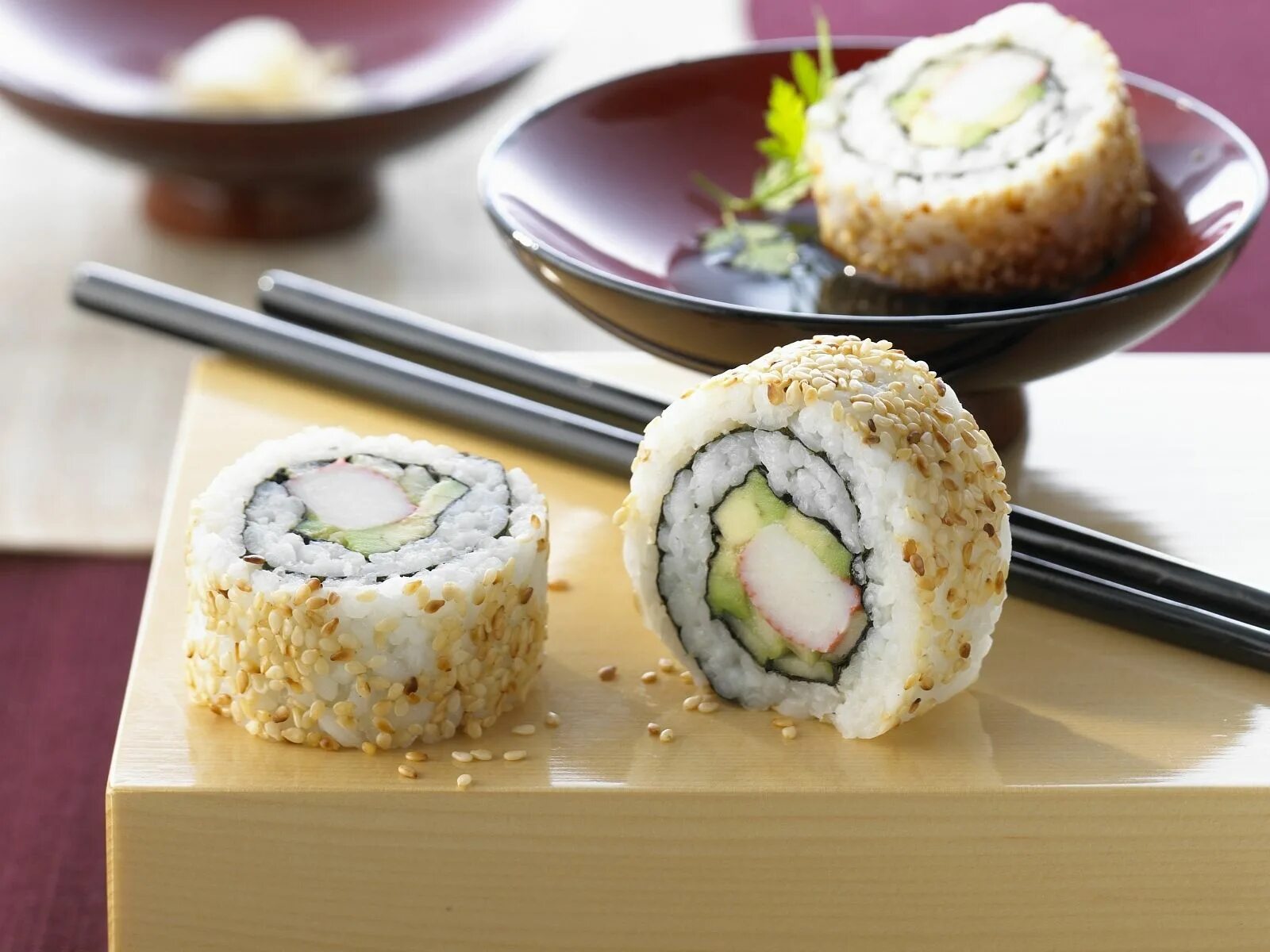 Roll inside. Калифорния роллы. ролл аут. сэндвич ролл. sushi inside out.