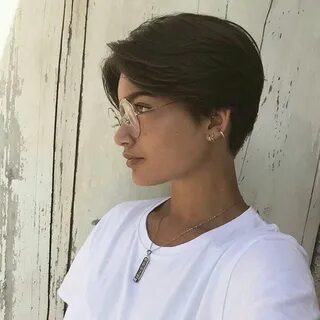 Блоггер с короткой стрижкой