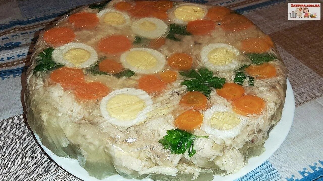Заливное из свинины с желатином. Красивое заливное из курицы. заливное из курицы праздничное. заливное из курицы фото. заливное из курицы порционно с желатином.