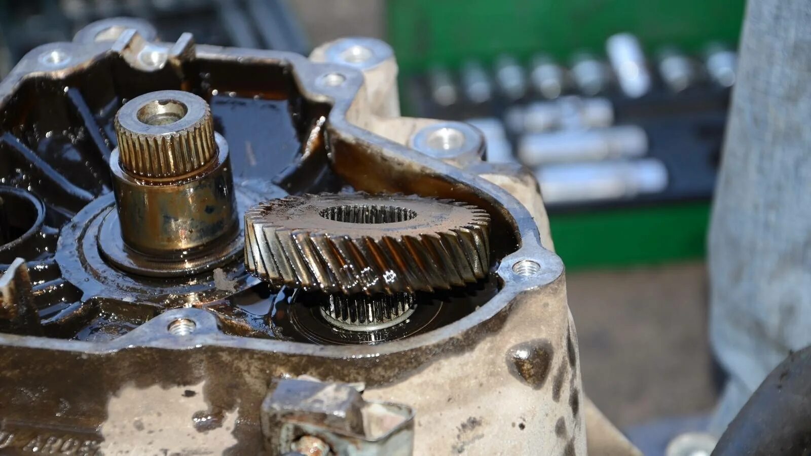 Предохранитель в щиток электрический. Починка коробки автомат. Изношенные шестерни кпп. Сломонаы коробка передачи. Коробка передач.