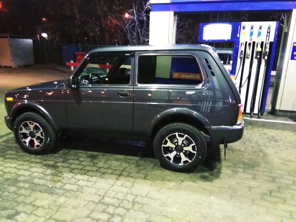 Ifree хафпайп на ниву. Нива урбан r18. Нива 21213 r16. Диски кик ниагара на ниву r16. Нива урбан r16.