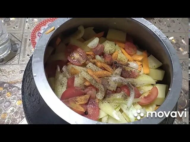 Картошка с мясом в афганском казане. Афганский казан говядина с картошкой. Баранина с овощами в казане на костре. Баранина с картошкой в казане на плите. Готовим в афганском казане картошку с мясом