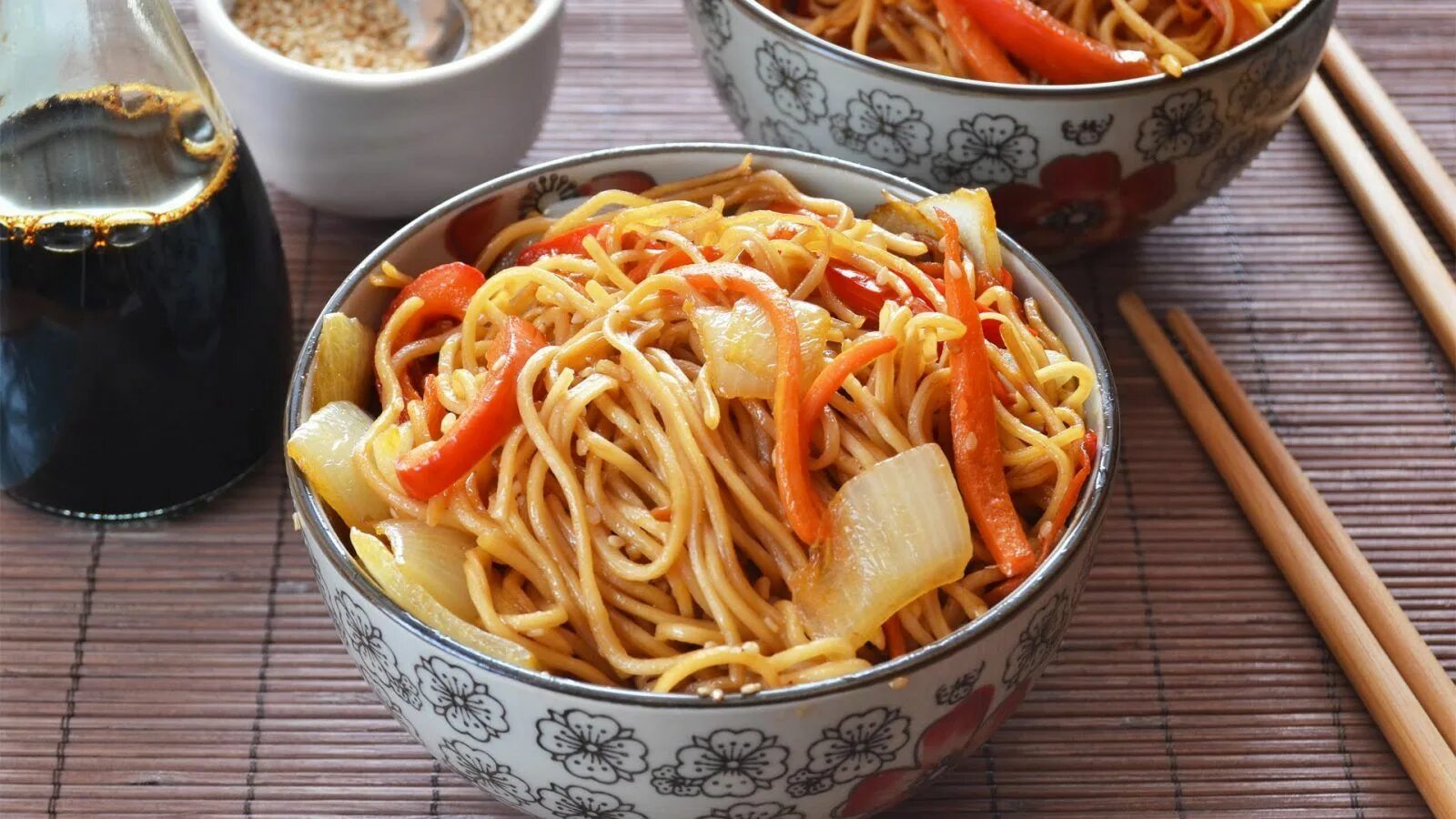 Как называется китайская лапша. Яичная лапша вок. wok яичная лапша. китайская лапша. лапша с овощами.