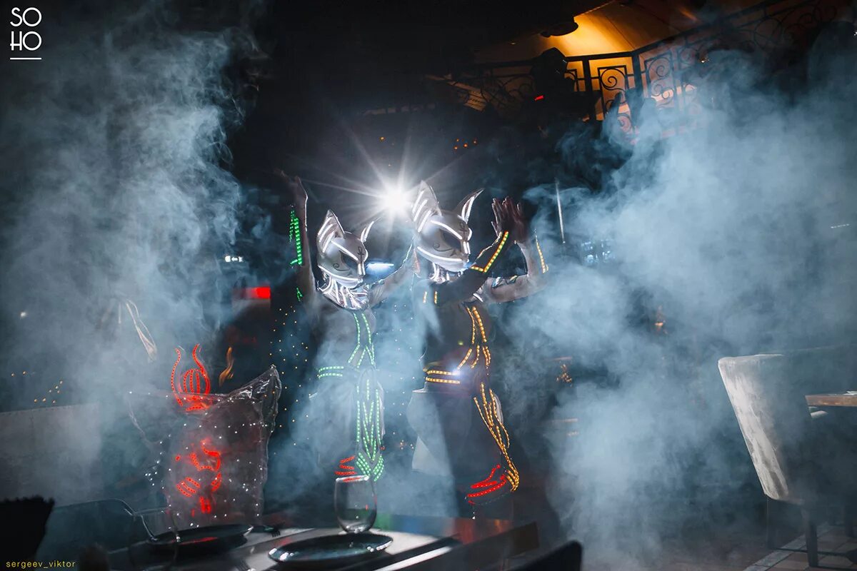 Ресторан мэдисон москва. Шоу программа афиша. Рестораны с шоу программой в москве. Ресторан с шоу программой в москве. Ла ла ленд караоке в москве.