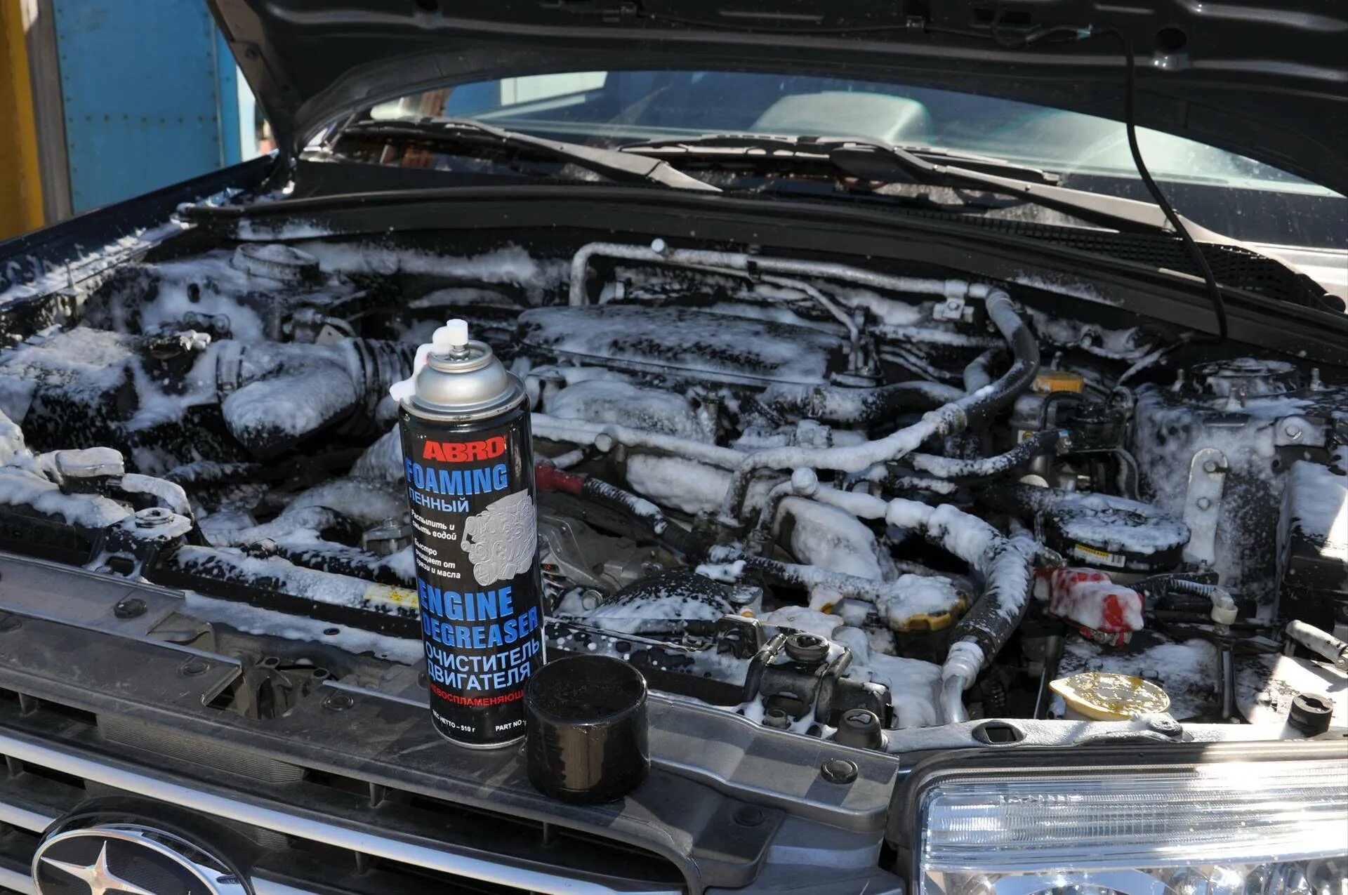 Очистка двигателя от масла и грязи. Очистка двигателя от масла и грязи. Средство для мойки подкапотного пространства автомобиля. Химия для мойки двигателя от масла и грязи для кёрхера. Очиститель двигателя.