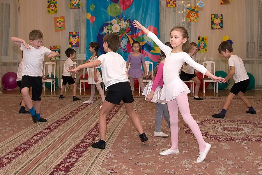 Игра повторяй движения под музыку