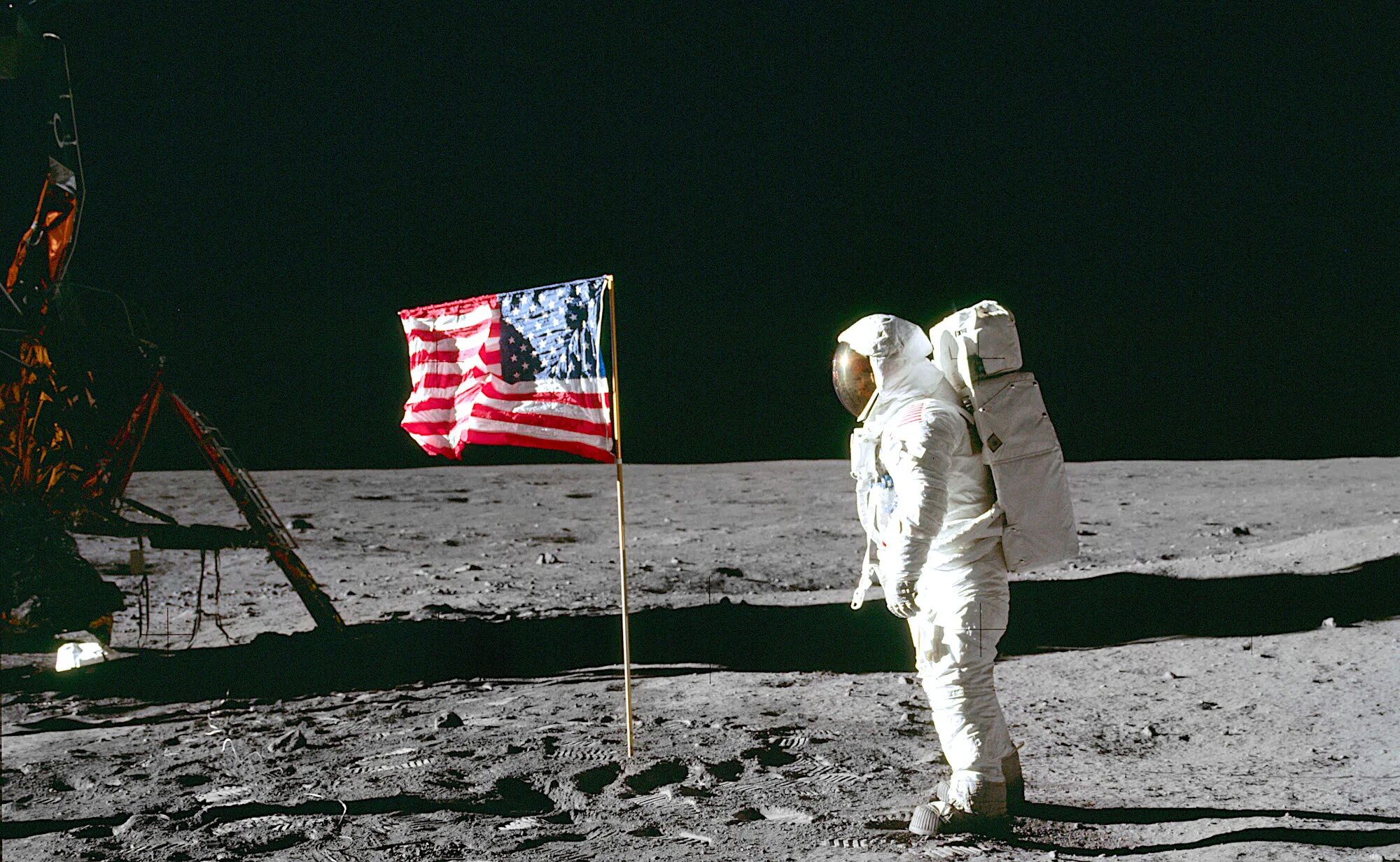 Walking on the moon. Аполлон 11 1969.