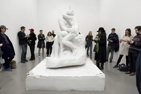 Копия скульптуры в половину роста весит 253