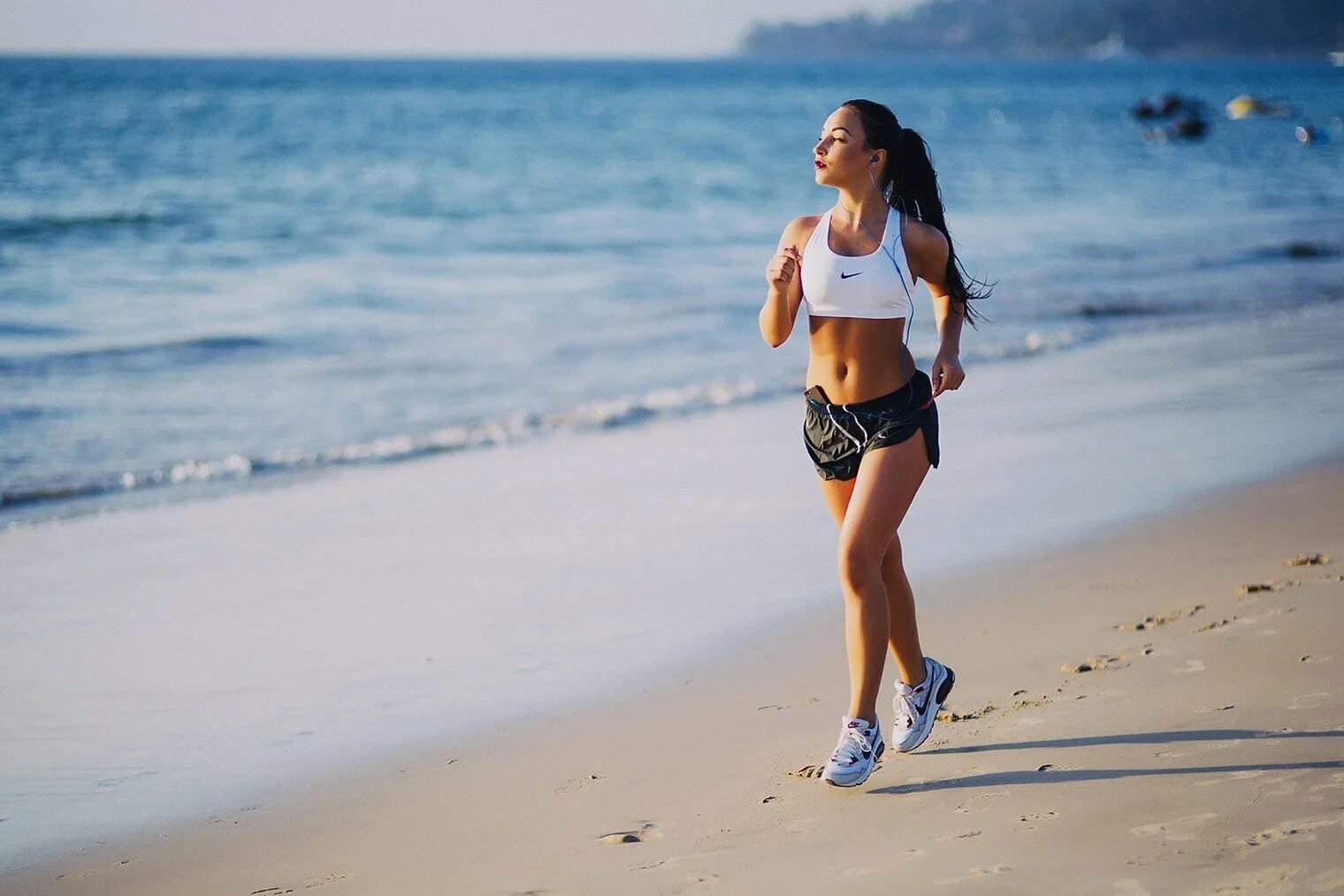 Мотивация летом. Девушка бежит. Девушка на пробежке. Спортивная девушка бежит. Спортивная девушка бегает.