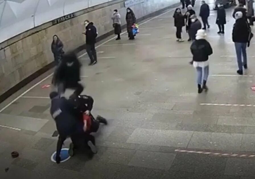Нападение на сотрудника полиции в подмосковье. Полиция в метро. Мигранты в Москве. Мигрант напал на полицейского.