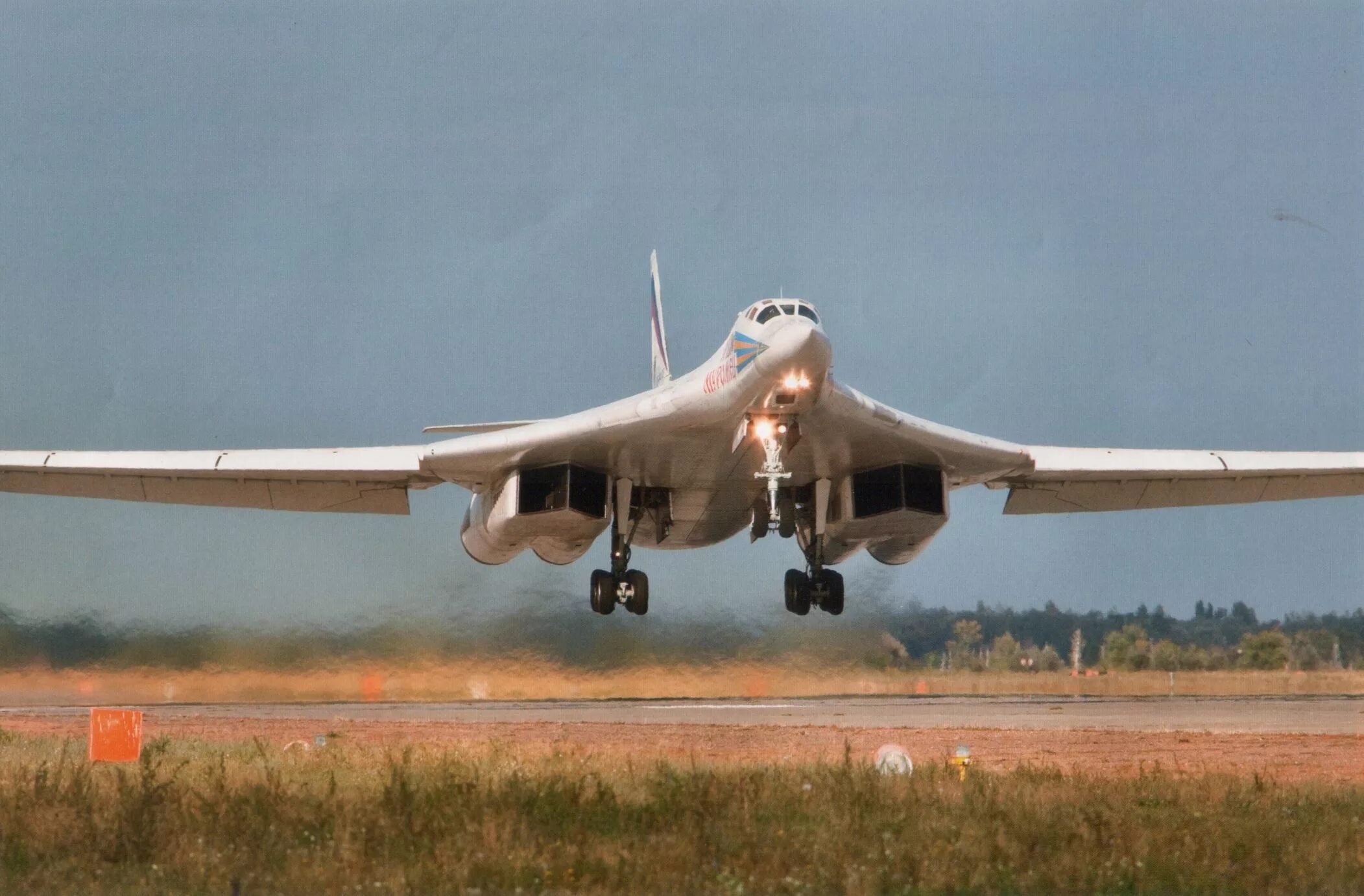Самолет бомбардировщик россии. Ту-160 белый лебедь. Белый лебедь самолет ту 160. Стратегический ракетоносец ту-160 белый лебедь. Бомбардировщик ракетоносец ту 160 белый лебедь.
