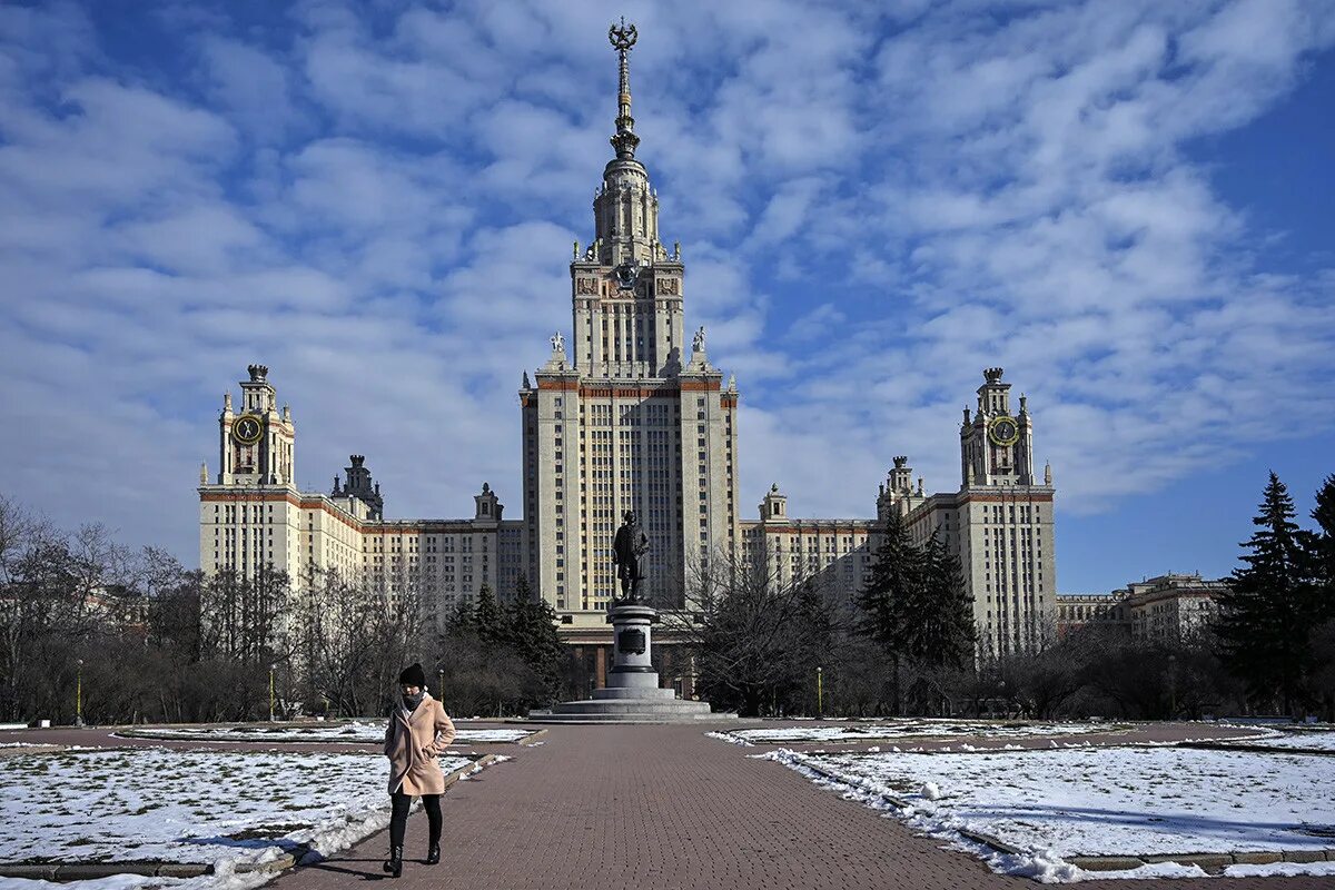 Им м в ломоносова россия. Московский государственный университет имени м.в. Ломоносова. Университет Ломоносова в Москве. Студенты МГУ В имени Ломоносова. Московский университет имени Ломоносова 1950.