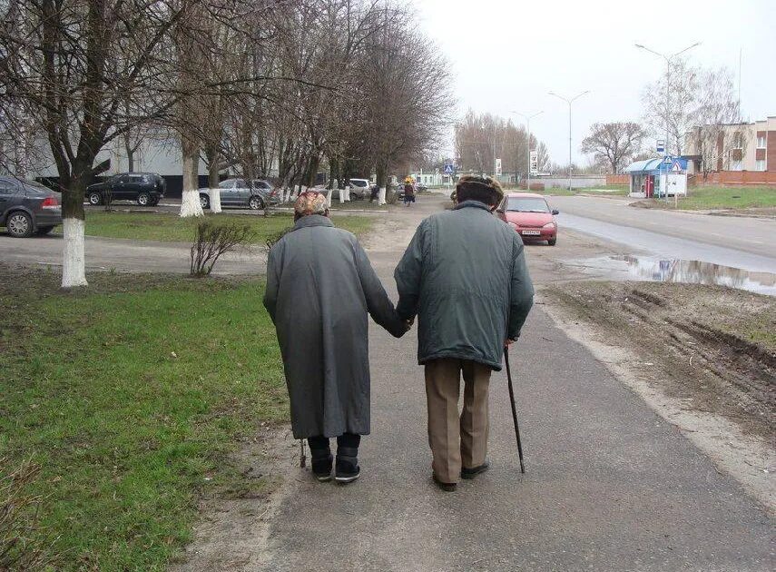 Пенсионеры уходят. Пожилые петербурженки. Пожилые люди на дорогах. Льготы пенсионерам. Старик уходи.