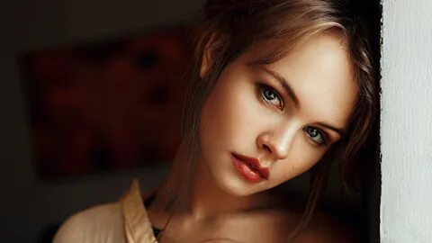Портрет. взгляд юной девушки - обои на телефон