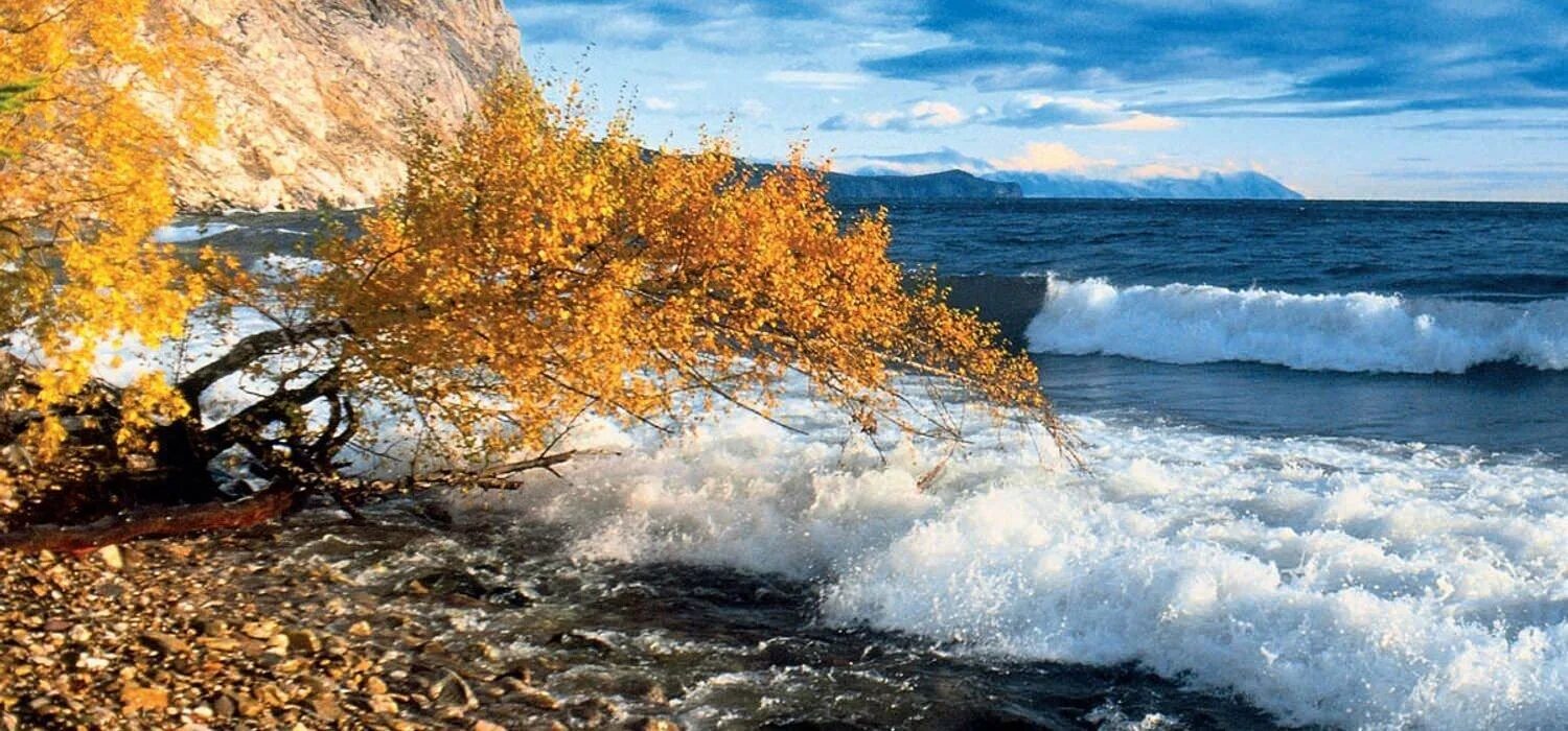 Осень на берегу моря. Озеро байкал. осенний ольхон. иркутск листвянка ольхон. море осенью.