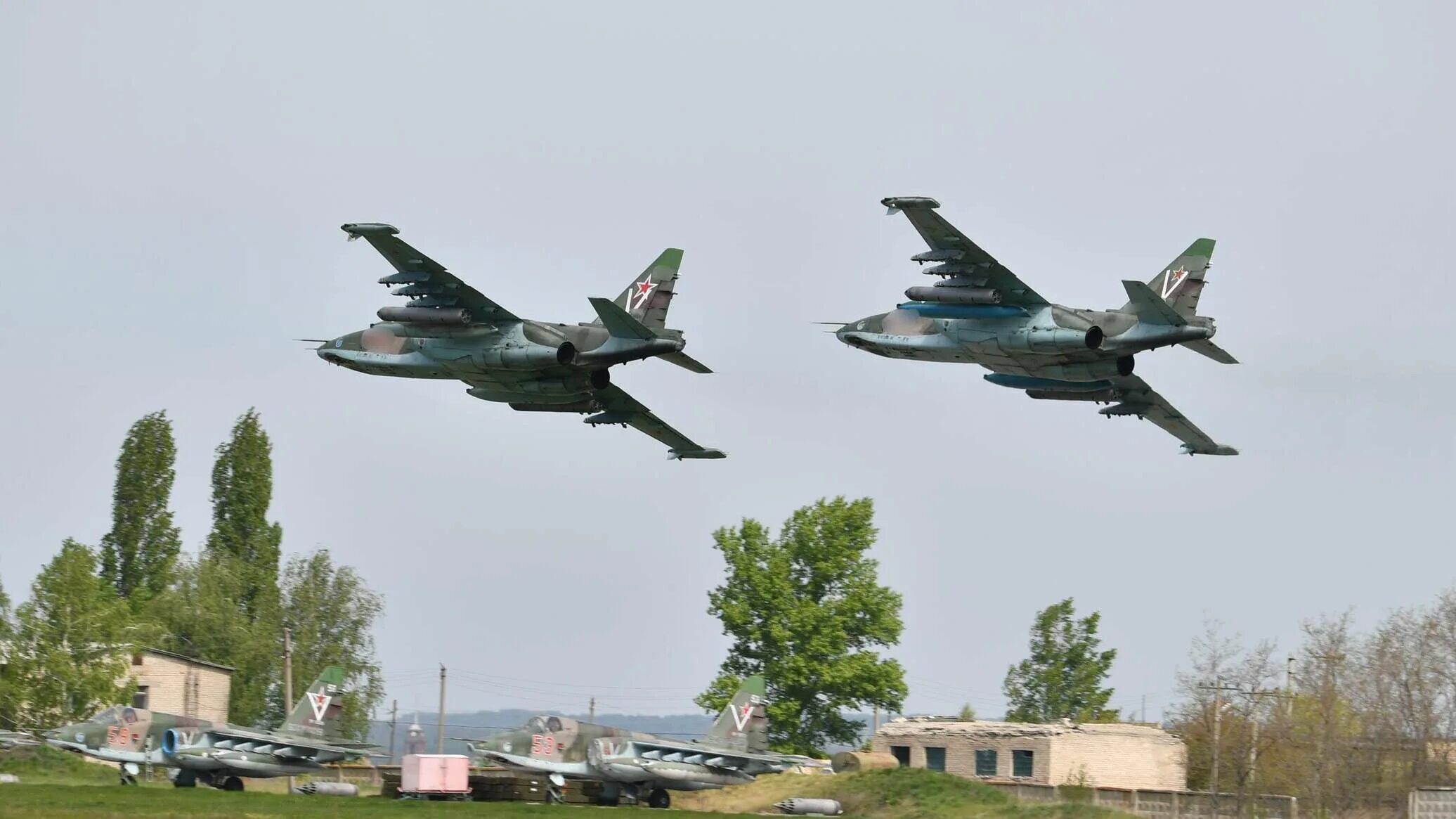 Сегодня вкс россии нанесли мощнейший. Су-25 Штурмовик. Су-25 Грач ВКС РФ. Су 25 ВСУ. Штурмовик Су-25 Грач.
