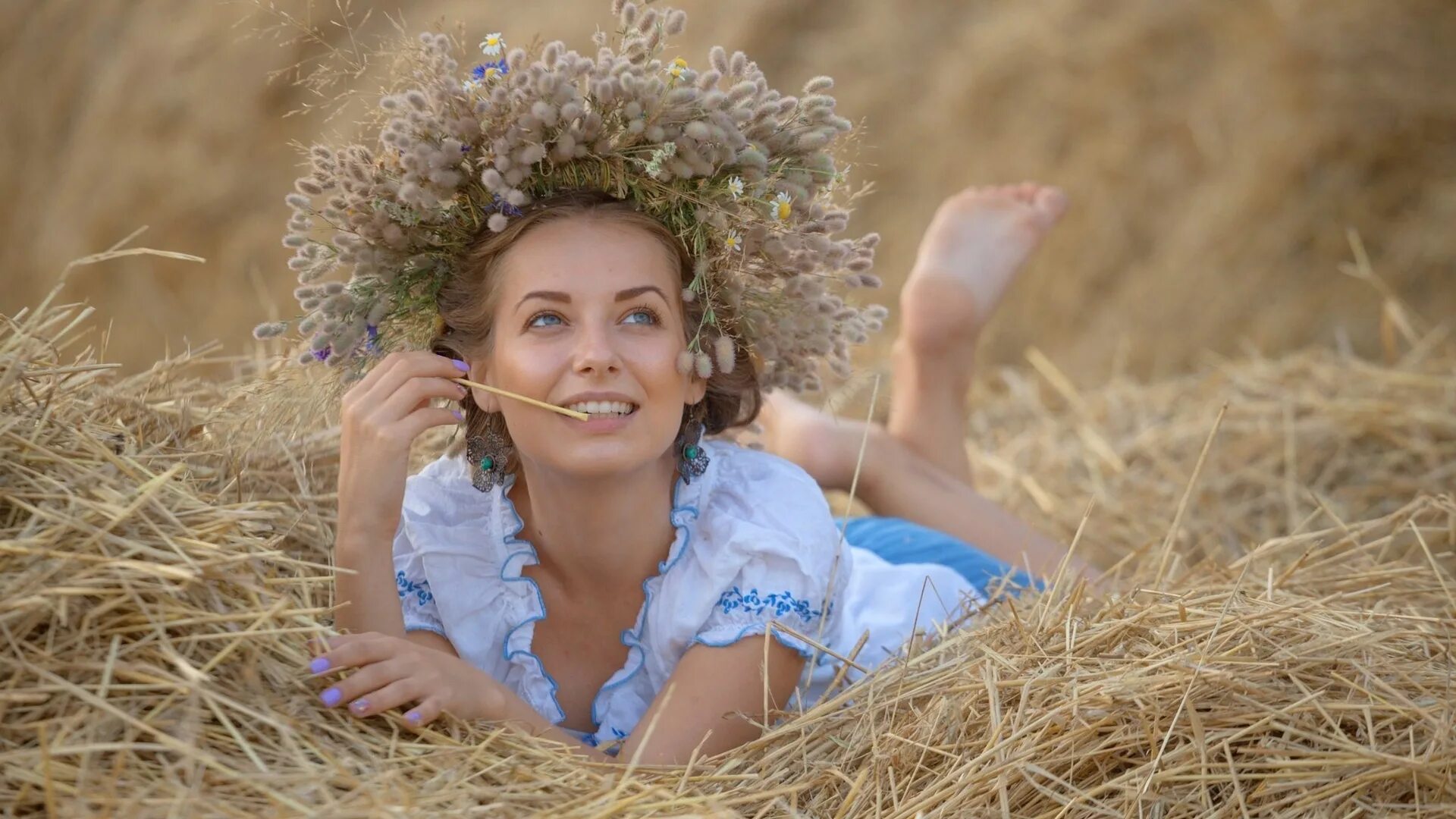 На сене лежит сама. Фотосессия в деревенском стиле. Фотосессия на сене. Деревенская девушка в венке. Женщины в поле.