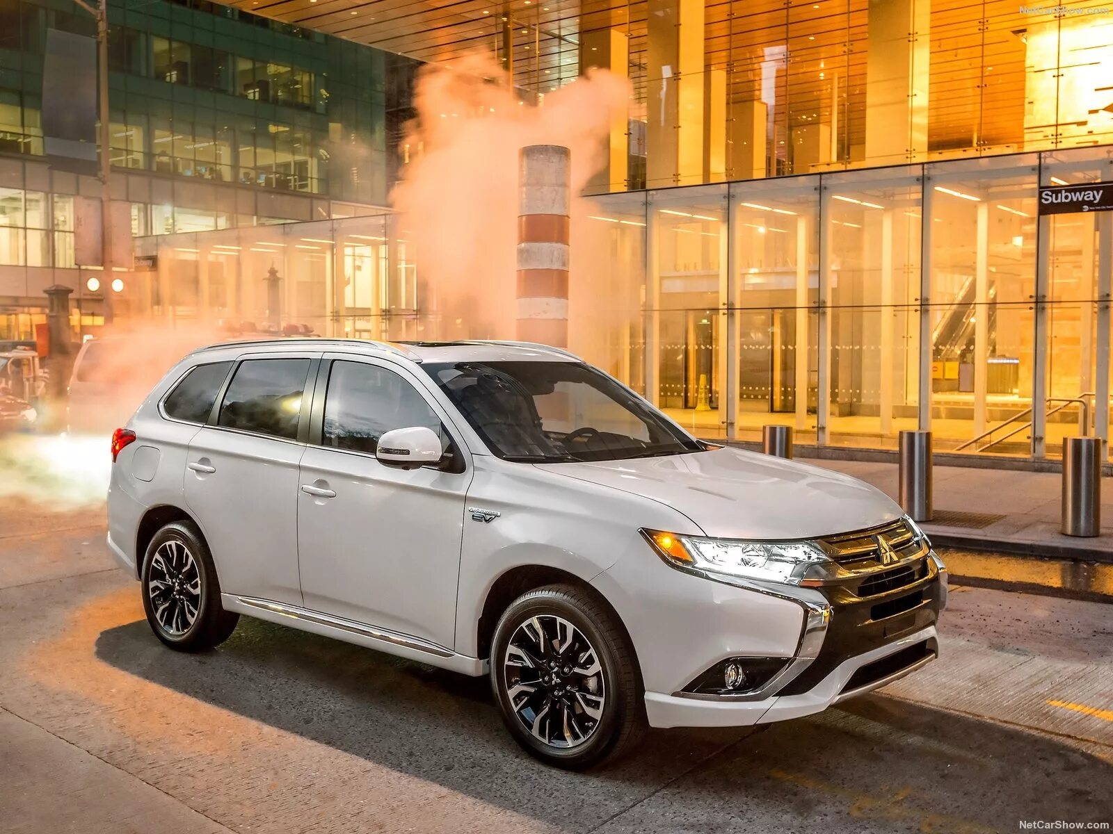 Mitsubishi outlander 2017. Мицубиси Аутлендер 2017 PHEV. Mitsubishi Outlander PHEV. Мицубиси Аутлендер 2018. Mitsubishi Outlander PHEV 2018.