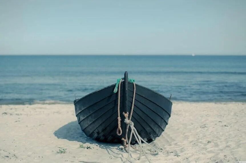 Весел как никогда. Лодка в море. Лодка на берегу моря. Лодка на пляже. Лодка на песке.