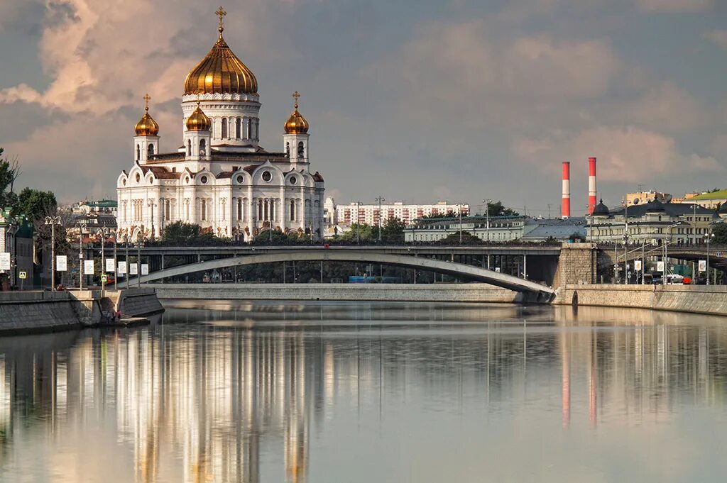 Храмы москвы на берегу реки