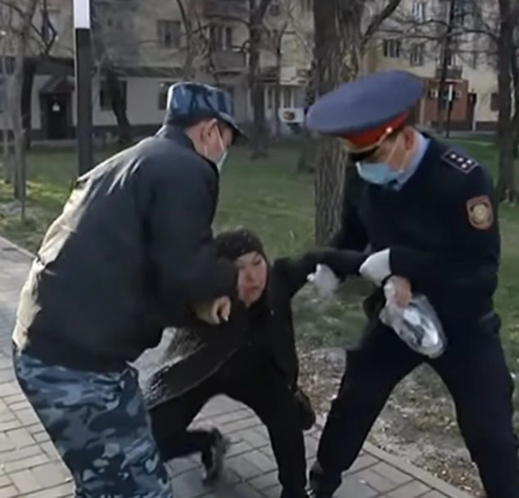 Полицейский бежит. Убегает от полиции. Полиции остановите военные