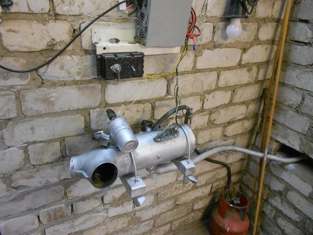 Переносной автономный отопитель 220 вольт. Отопительная система в гараже. Автономное отопление гаража. Дешевое отопление гаража. Электрический котёл для отопления гаража 220в.