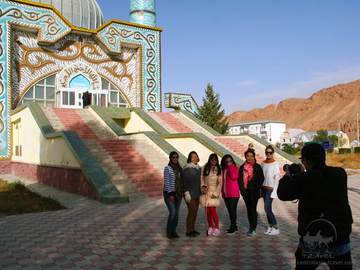 Киргизия 6 букв. Ресторан Нарын в Бишкеке. Мечеть Нарын. Киргизия путешествие. Ресторан Нарын в Киргизии.
