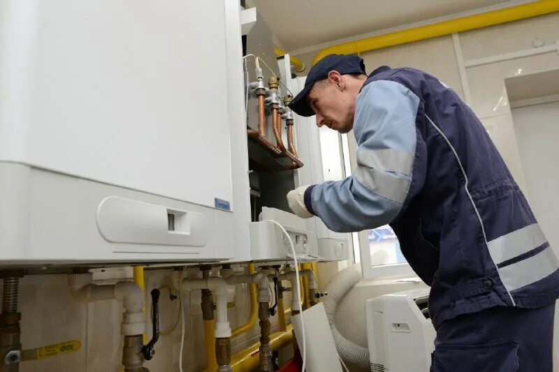 Обслуживание газовых котлов. Техническое обслуживание вдго. Газовых приборов, дымоходов и вентиляции,. Мастер по ремонту котлов отопления. Газовый котел вдго.