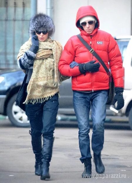 Идти под ручку. Девушка держит под руку. Стильные образы для пары. Ходить под ручку. Девушка под руку с парнем.