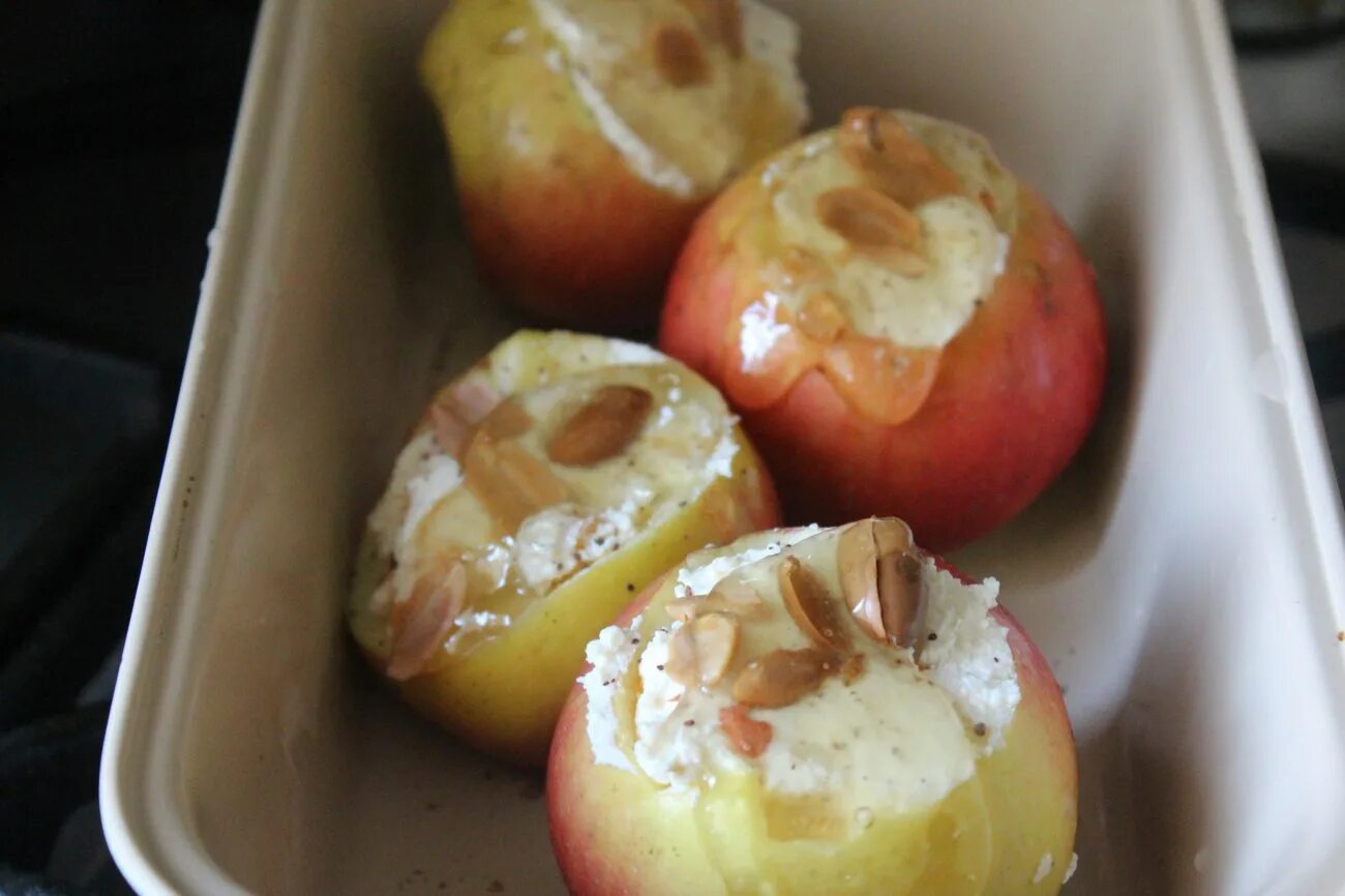Яблоки в духовке сколько минут. Яблоки с творогом запеченные в духовке. Запечённые яблоки в духовке. Яблоки запеченные с творогом. Запеченные яблоки дольками.