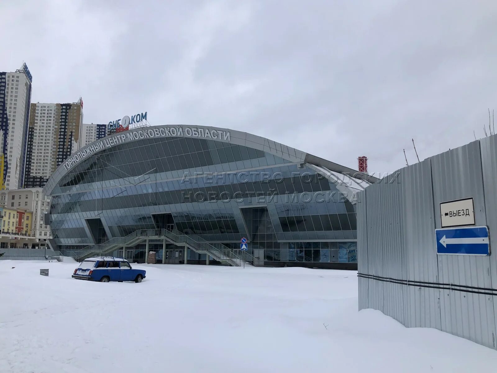 Комплекс снежком красногорск. Снежком горнолыжный комплекс в Красногорске. Снежок Красногорский горнолыжный комплекс. Здание снежком в Красногорске.