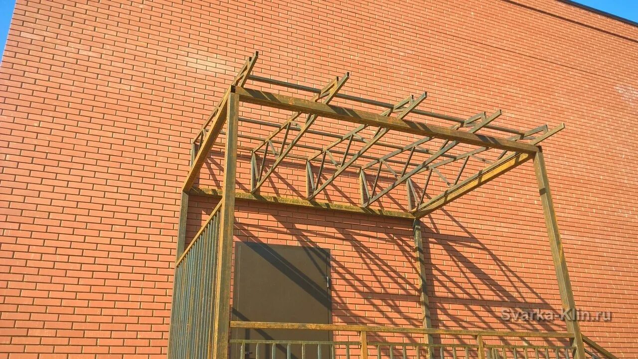 Демонтаж металлического козырька. Стропильная система навеса. Козырек из профлиста. Козырек металлический над крыльцом. Демонтаж металлического козырька.