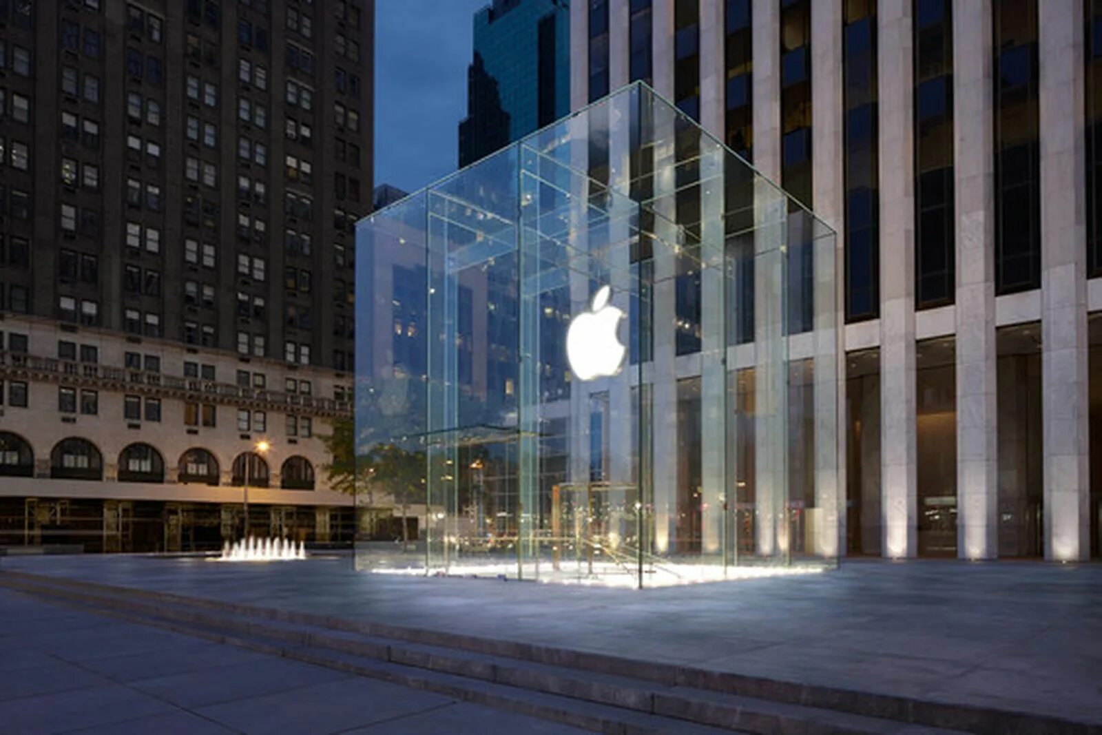Информация об apple. Магазин apple в нью йорке на 5 авеню. здание эппл в нью-йорке. стеклянный куб на пятой авеню. офис эппл в нью йорке.