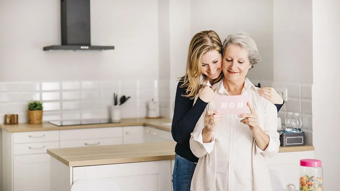 Отношения с мамой. Фотосессия мать и дочь взрослая. Mom and her. Mom and her. Мама с ребёнком на руках.