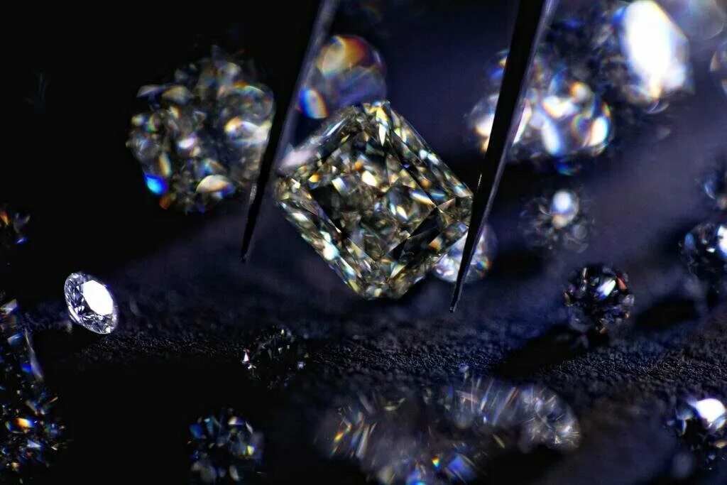 Промышленность алмазов. Синтетические алмазы. Diamond mm2. Огранщик алмазов в бриллианты алроса. Промышленность алмазов.