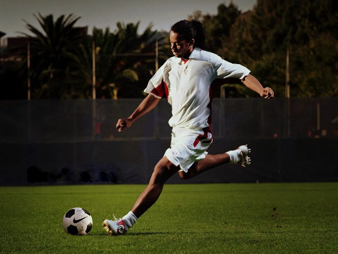 I can playing football. Роналдиньо. Ronaldinho футболист. Роналдиньо футболист обои. Роналдиньо 2013.