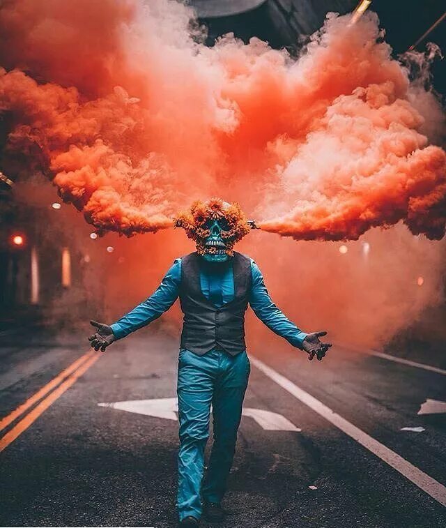 Дымовые шашки. Разноцветные дымовые шашки. Цветной дым. Человек в Цветном дыму. Крутые фото 2024