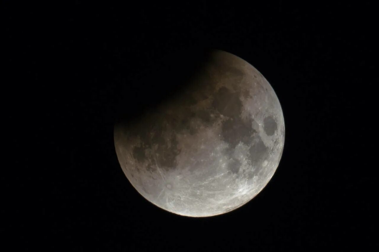 Какие явления можно наблюдать на луне. Лунное затмение 5 мая 2023. Полутеневое лунное затмение. Полутеневое лунное затмение 5 мая. Полутеневое лунное затмение в Скорпионе.