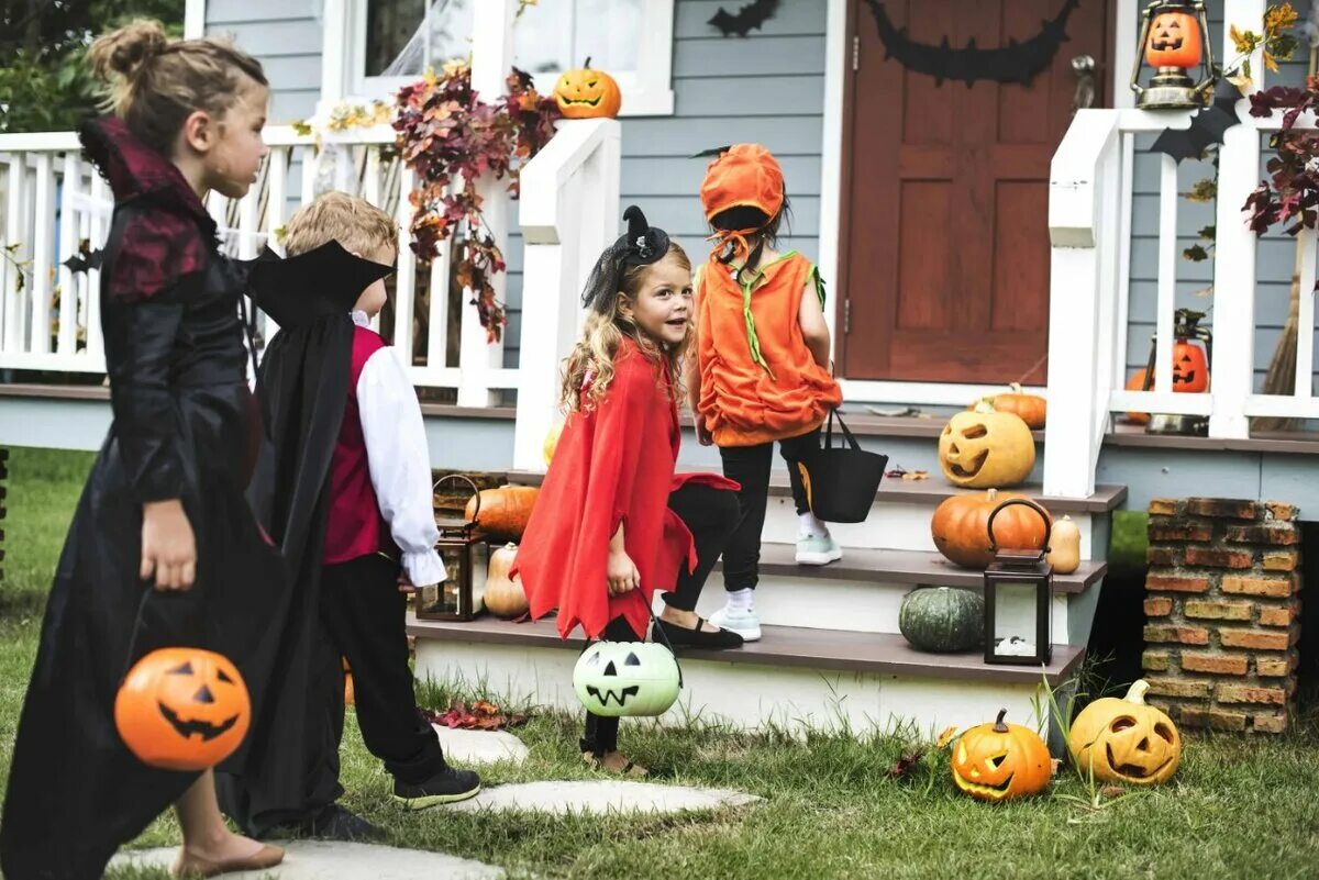 Хэллоуин Trick or treat. Трик о Трит на Хэллоуин. Выпрашивание сладостей на Хэллоуин. Хэллоуин праздник. Говорю гадости ребенку